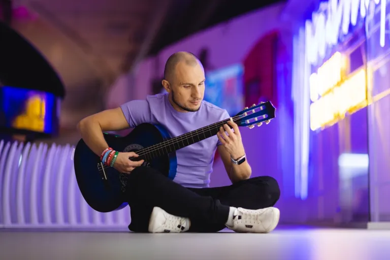 O równowadze w braniu i dawaniu | Blog "okiem praktyków" | Uniwersytet WSB Merito: Mężczyzna grający na gitarze