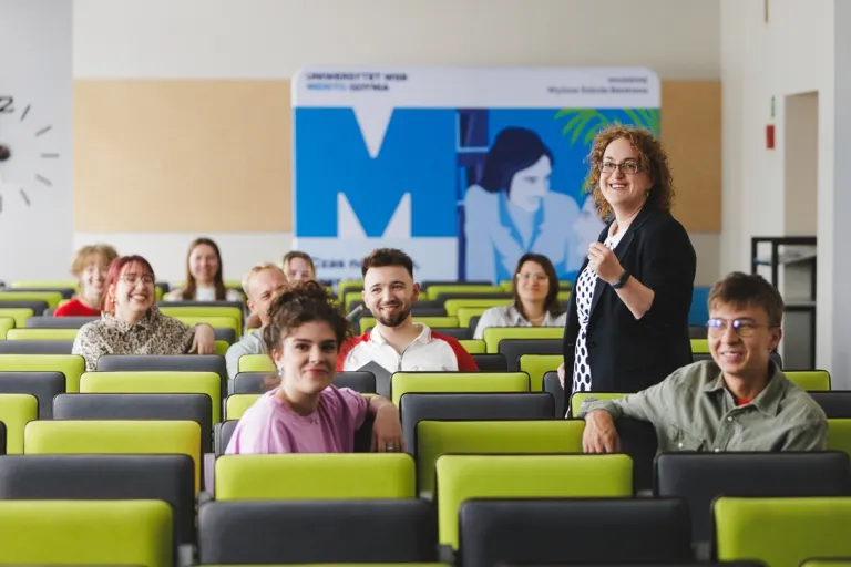 Praca na ferie zimowe dla studenta. Gdzie jej szukać? | Uniwersytet WSB Merito: Grupa osób w sali wykładowej