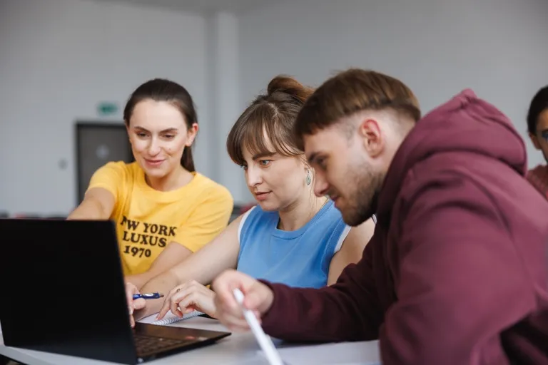 Wyniki wyszukiwania | Uniwersytet WSB Merito: Trzy osoby siedzące przy laptopie