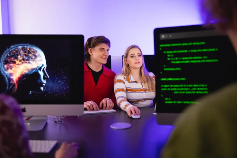 Studenci i ekrany komputerów