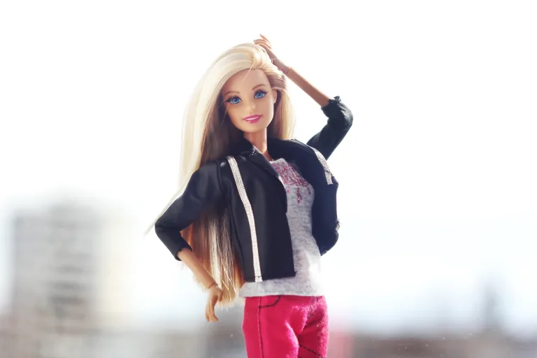 Barbie: Jak lalka z piersiami wywróciła branżę zabawek do góry nogami | Blog "okiem praktyków" | Uniwersytet WSB Merito: Barbie