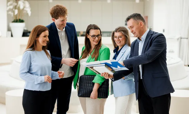 Uniwersytety WSB Merito partnerem Talent Summit 2026 | Aktualności | Uniwersytet WSB Merito: Zespół firmy podczas spotkania w biurze