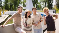 Wyniki wyszukiwania | Uniwersytet WSB Merito Łódź: Uczniowie robią sobie zdjęcie