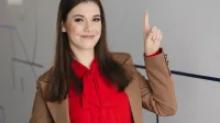 Studentka Uniwersytetu WSB Merito w Łodzi pozuje do zdjęcia.