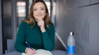 Psychologia pozytywna | Uniwersytet WSB Merito Łódź: Studentka Uniwersytetu WSB Merito w Łodzi pozuje do zdjęcia.