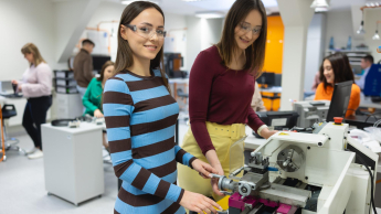 Analiza danych – Data Science z elementami AI | Uniwersytet WSB Merito Łódź: Dwie studentki pracują przy maszynie