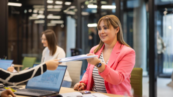 Big Data, inżynieria i analiza danych z   wykorzystaniem języka Python | Studia podyplomowe w Łodzi | Uniwersytet WSB Merito Łódź: Dziewczyna składa dokumenty na Uniwersytecie WSB Merito w Łodzi