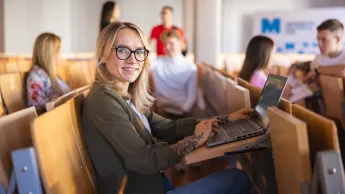 Studentka przygotowuje się na zajęcia na Uniwersytecie WSB Merito w Łodzi