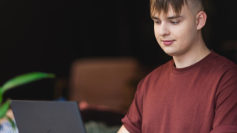 Budowa i utrzymanie aplikacji no-code | Studia podyplomowe w Łodzi | Uniwersytet WSB Merito Łódź: Student Uniwersytetu WSB Merito uczy się.