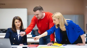 Studenci omawiają swój projekt z wykładowcą na Uniwersytecie WSB Merito w Łodzi