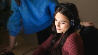 Zarządzanie oświatą w jednostkach samorządu terytorialnego | Studia podyplomowe w Łodzi | Uniwersytet WSB Merito Łódź: Studentki wspólnie pracują przy laptopie na Uniwersytecie WSB Merito w Łodzi