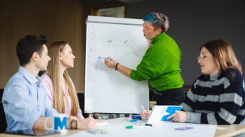 Administracja i bezpieczeństwo wewnętrzne | Studia II stopnia ze studiami podyplomowymi w Łodzi | Uniwersytet WSB Merito Łódź: Studenci omawiają wykres na Uniwersytecie WSB Merito w Łodzi