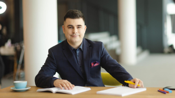 Służby mundurowe w systemie bezpieczeństwa państwa | Studia II stopnia ze studiami podyplomowymi  | Uniwersytet WSB Merito Łódź: Student Uniwersytetu WSB Merito w Łodzi pozuje do zdjęcia.