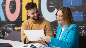Trener biznesu i rozwoju organizacji | Studia podyplomowe w Łodzi | Uniwersytet WSB Merito Łódź: Studenci pracują nad wspólną pracą na Uniwersytecie WSB Merito w Łodzi