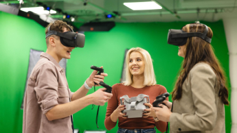 Planowanie produkcji – nowoczesne narzędzia: SAP S/4HANA, Siemens Opcenter APS | Studia podyplomowe w Łodzi | Uniwersytet WSB Merito Łódź: Studenci spędzają czas w wirtualnej rzeczywistości na Uniwersytecie WSB Merito w Łodzi