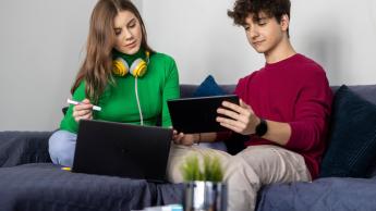 Tester oprogramowania dla aplikacji mobilnych i serwerowych z zastosowaniem AI | Uniwersytet WSB Merito Łódź: Studenci uczą się wspólnie na Uniwersytecie WSB Merito w Łodzi