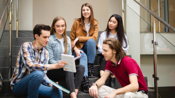 Social media i influencer marketing | Uniwersytet WSB Merito Łódź: Studenci omawiają wspólny projekt na Uniwersytecie WSB Merito w Łodzi.