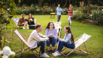 Social media i influencer marketing | Studia podyplomowe w Łodzi | Uniwersytet WSB Merito Łódź: Studenci Uniwersytetu WSB Merito w Łodzi spędzają swój czas wolny w parku.