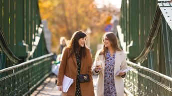 Studentki Uniwersytetu WSB Merito w Łodzi rozmawiają w parku.