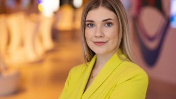 Home Design | Studia I stopnia w Łodzi | Uniwersytet WSB Merito Łódź: Studentka Uniwersytetu WSB Merito w Łodzi pozuje do zdjęcia.