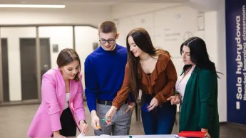 Zarządzanie projektami | Studia II stopnia w Łodzi | Uniwersytet WSB Merito Łódź: Studenci Uniwersytetu WSB Merito w Łodzi pracują nad wspólnym projektem.