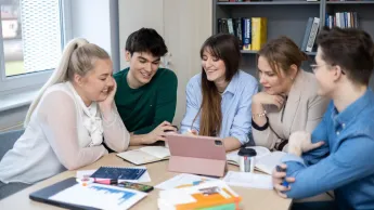Finance and Accounting | Studia I stopnia w Łodzi | Uniwersytet WSB Merito Łódź: Studenci Uniwersytetu WSB Merito pracują wspólnie nad projektem.