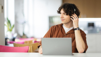 Programista JavaScript z wykorzystaniem AI | Studia podyplomowe w Łodzi | Uniwersytet WSB Merito Łódź: Student Uniwersytetu WSB Merito w Łodzi bierze udział w zdalnych zajęciach.