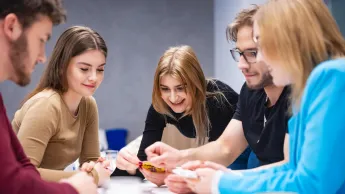Zarządzanie zasobami ludzkimi | Studia II stopnia w Łodzi | Uniwersytet WSB Merito Łódź: Studenci Uniwersytetu WSB Merito w Łodzi pracują wspólnie nad projektem.