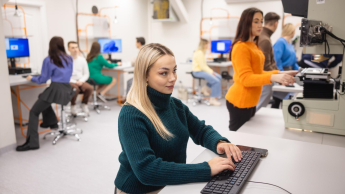 SAP Finance & Controlling Masterclass | Studia podyplomowe w Łodzi | Uniwersytet WSB Merito Łódź: Studentka Uniwersytetu WSB Merito w Łodzi pracują wspólnie nad projektem.