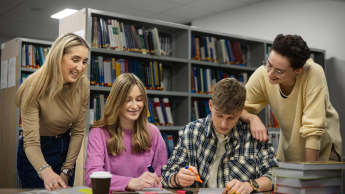 Marketing in the digital economy | Studia II stopnia ze studiami podyplomowymi  | Uniwersytet WSB Merito Łódź: Studenci Uniwersytetu WSB Merito w Łodzi pracują wspólnie nad projektem.