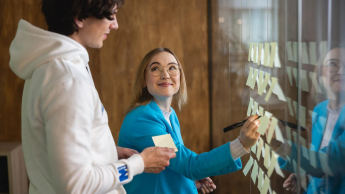 SAP Finance & Controlling Masterclass | Uniwersytet WSB Merito Łódź: Studenci Uniwersytetu WSB Merito w Łodzi pracują wspólnie nad projektem.