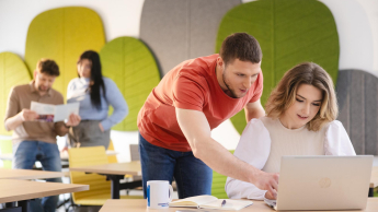 Sprzedaż i e-commerce | Uniwersytet WSB Merito Łódź: Dwójka studentów przegląda laptopa.