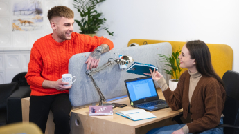 Design w biznesie | Studia II stopnia ze studiami podyplomowymi  | Uniwersytet WSB Merito Łódź: Studenci Uniwersytetu WSB Merito w Łodzi pracują wspólnie nad projektem.