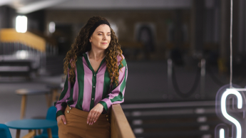 Zarządzanie w administracji publicznej | Studia II stopnia ze studiami podyplomowymi  | Uniwersytet WSB Merito Łódź:  Studentka Uniwersytetu WSB Merito w Łodzi pozuje do zdjęcia.