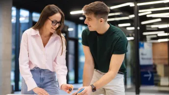 Ochrona ludności i obrona cywilna | Studia II stopnia w Łodzi | Uniwersytet WSB Merito Łódź: Studenci Uniwersytetu WSB Merito w Łodzi pracują wspólnie nad projektem.