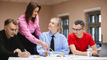 Kadry i płace | Studia I stopnia w Łodzi | Uniwersytet WSB Merito Łódź: Studenci Uniwersytetu WSB Merito w Łodzi pracują wspólnie nad projektem.