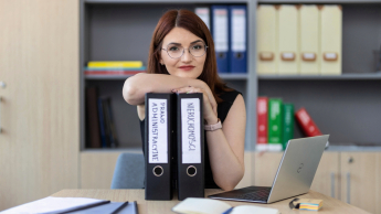 Rachunkowość przedsiębiorstw i kontrola finansowa | Studia II stopnia ze studiami podyplomowymi  | Uniwersytet WSB Merito Łódź: Studentka Uniwersytetu WSB Merito w Łodzi pozuje do zdjęcia.