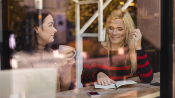 Rachunkowość przedsiębiorstw i kontrola finansowa | Studia II stopnia ze studiami podyplomowymi  | Uniwersytet WSB Merito Łódź: Studentki Uniwersytetu WSB Merito w Łodzi rozmawiają ze sobą.