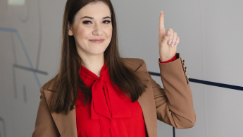 Studentka Uniwersytetu WSB Merito w Łodzi pozuje do zdjęcia.