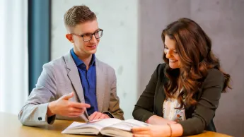 Architekt rozwiązań IT w chmurze obliczeniowej | Studia podyplomowe w Łodzi | Uniwersytet WSB Merito Łódź: Studenci Uniwersytetu WSB Merito w Łodzi pracują wspólnie nad projektem.