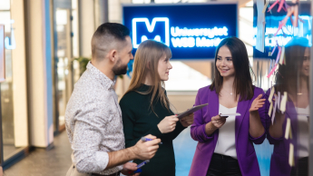 Neuroprzywództwo | Uniwersytet WSB Merito Łódź: Studenci Uniwersytetu WSB Merito w Łodzi rozmawiają ze sobą.