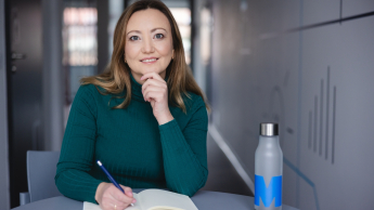Psychologia pozytywna | Uniwersytet WSB Merito Łódź: Studentka Uniwersytetu WSB Merito w Łodzi pozuje do zdjęcia.