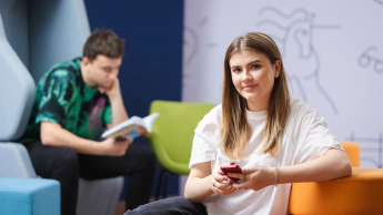 Logistyka przedsiębiorstw | Studia II stopnia ze studiami podyplomowymi  | Uniwersytet WSB Merito Łódź: Studenci Uniwersytetu WSB Merito w Łodzi pozują do zdjęcia.