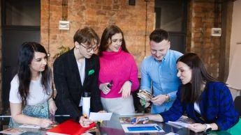 Akademia zarządzania zmianą i strategią | Studia podyplomowe w Łodzi | Uniwersytet WSB Merito Łódź: Studenci Uniwersytetu WSB Merito w Łodzi pracują wspólnie nad projektem.