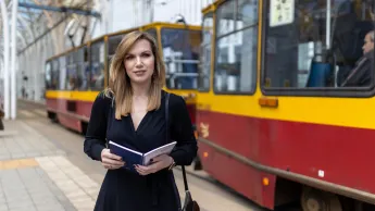 Studentka Uniwersytetu WSB Merito w Łodzi pozuje do zdjęcia.
