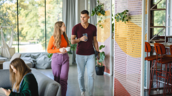 Studenci Uniwersytetu WSB Merito w Łodzi rozmawiają ze sobą.