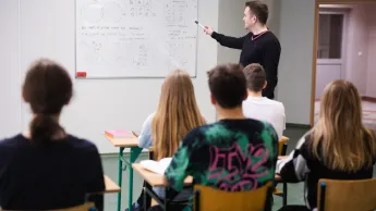 Logistyka w biznesie | Studia podyplomowe w Łodzi | Uniwersytet WSB Merito Łódź: Studenci Uniwersytetu WSB Merito w Łodzi pracują wspólnie nad projektem.