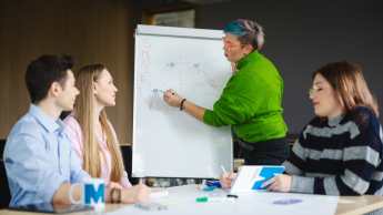 STEAM i sztuczna inteligencja w edukacji | Studia podyplomowe w Łodzi | Uniwersytet WSB Merito Łódź: Studenci Uniwersytetu WSB Merito w Łodzi pracują wspólnie nad projektem.