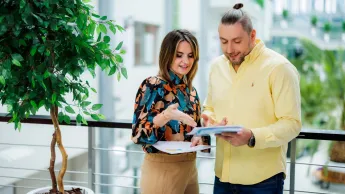 Studenci Uniwersytetu WSB Merito w Łodzi pracują wspólnie nad projektem.