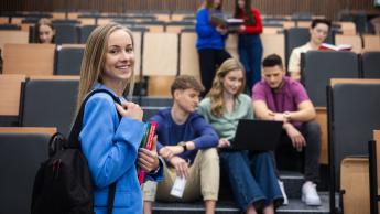 Agile – zwinne metodyki zarządzania   projektami | Uniwersytet WSB Merito Łódź: Studenci Uniwersytetu WSB Merito w Łodzi pracują wspólnie nad projektem.